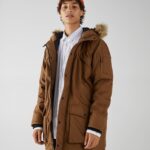 Abrigo estilo parka con capucha